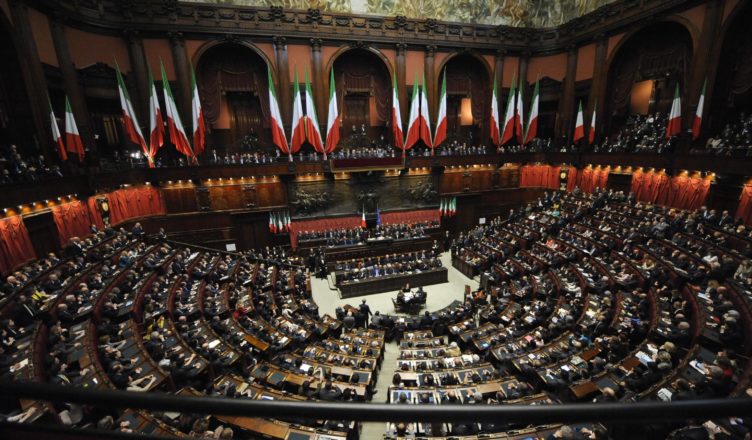 Panoramica dell'aula durante il giuramento del Presidente della Repubblica rieletto, Giorgio Napolitano, di fronte al parlamento riunito in seduta congiunta, integrato da 58 rappresentanti delle Regioni, a Montecitorio, Roma, 22 aprile 2013.  ANSA / MAURIZIO BRAMBATTI