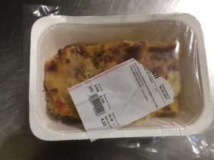 lasagna scaduta nel frigo della rosticceria (vuoto)