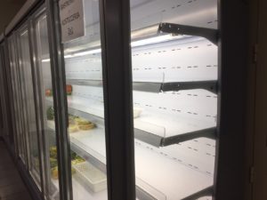 frigoriferi vuoti, celle frigorifere dei magazzini piene